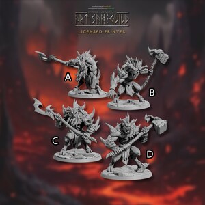 Op de afbeelding: Vier grijze 3D-geprinte miniatuurfiguren van demonische wezens met hoorns, klauwen en staarten. Elk figuur houdt een wapen vast, zoals een bijl of een hamer. De figuren staan op ronde bases. De afbeelding is gelabeld met de letters A, B, C en D.