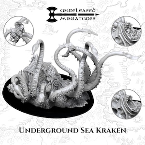 Pode incluir: Uma miniatura de plástico cinzenta e detalhada de um kraken do mar subterrâneo com múltiplos tentáculos. O kraken é retratado com uma expressão ameaçadora e dentes afiados. A miniatura está colocada sobre uma base preta. O texto "Underground Sea Kraken" está impresso abaixo da miniatura.