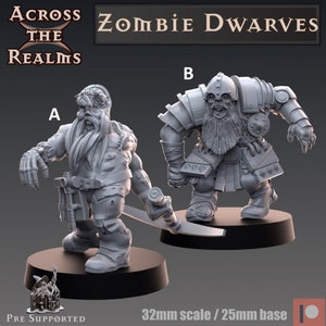 Op de afbeelding: Twee grijze plastic miniatuurfiguren van zombie-dwergen, een met een zwaard en de andere met een schild, staand op ronde bases. De figuren zijn 32 mm schaal en de bases zijn 25 mm. De tekst "Zombie Dwarves" staat bovenaan de afbeelding.