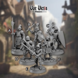 Könnte beinhalten: Sechs unbemalte Miniaturfiguren von mittelalterlichen Rittern, jede mit einer anderen Waffe und einem Schild. Die Figuren sind mit A bis F beschriftet.