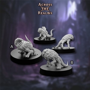 Op de afbeelding: Vier grijze, geverfde miniatuurfiguren van een wezen met een groot hoofd en een lange staart. De figuren zijn in verschillende posities op ronde bases geplaatst. De figuren zijn gemarkeerd met A en B.