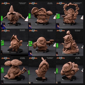 Op de afbeelding: Set van 9 voorgestuurde 3D-geprinte miniatuur uilfiguren in verschillende poses en met verschillende accessoires, waaronder een staf, een zwaard, een boek en een schedel. De figuren zijn in bruin geverfd.