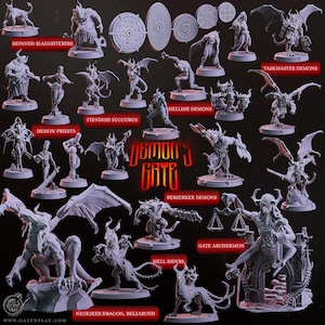 Op de afbeelding: Een verzameling van 14 miniatuur demonenfiguren, geschilderd in grijs, met namen zoals "Taskmaster Demons", "Hell Riders" en "Gate Archdemon". De figuren zijn gerangschikt rond een rode cirkel met de woorden "Demon's Gate" in wit.