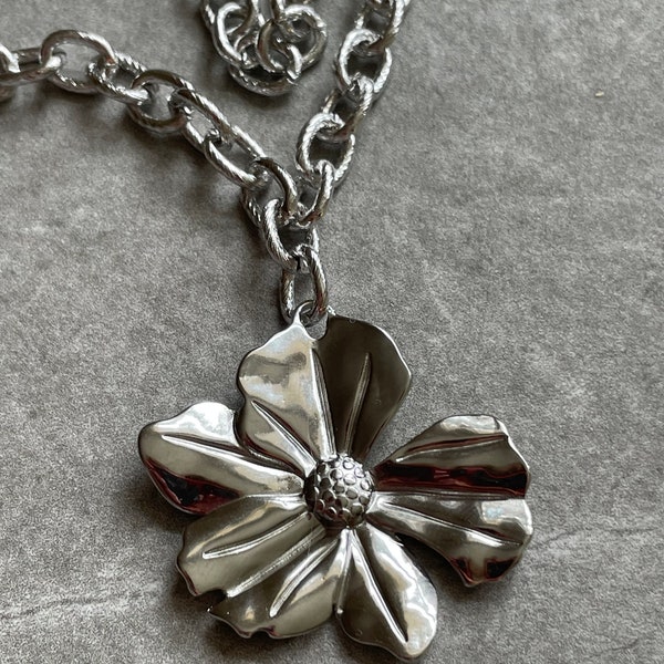 Chunky flower pendant silver chain necklace, flower charm necklace, fashion jewelry, women gift, vintage necklace, statement necklace silver