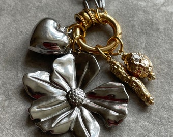 Collar con dije de metal mixto: flor de plata con detalles dorados