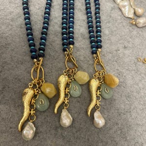 Lapis Lazuli Perlen Multi Charm Halskette: Türkis, Achat, Perle, Horn Bild 3