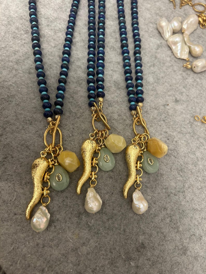 Lapis Lazuli Perlen Multi Charm Halskette: Türkis, Achat, Perle, Horn Bild 3