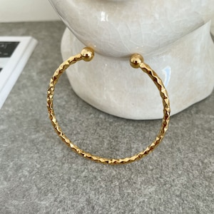 18k gold cuff bracelet, hammered open bangle bracelet , statement bracelet, French style trendy jewelery 2023, birthday women gift uk