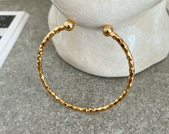 18k gold cuff bracelet, hammered open bangle bracelet , statement bracelet, French style trendy jewelery 2023, birthday women gift uk