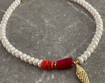 collana con ciondoli di sardine, collana girocollo di perle con ciondolo, collana di pesci d&#39;oro, collana di corallo rosso grezzo, collana girocollo di perle miste e gemme