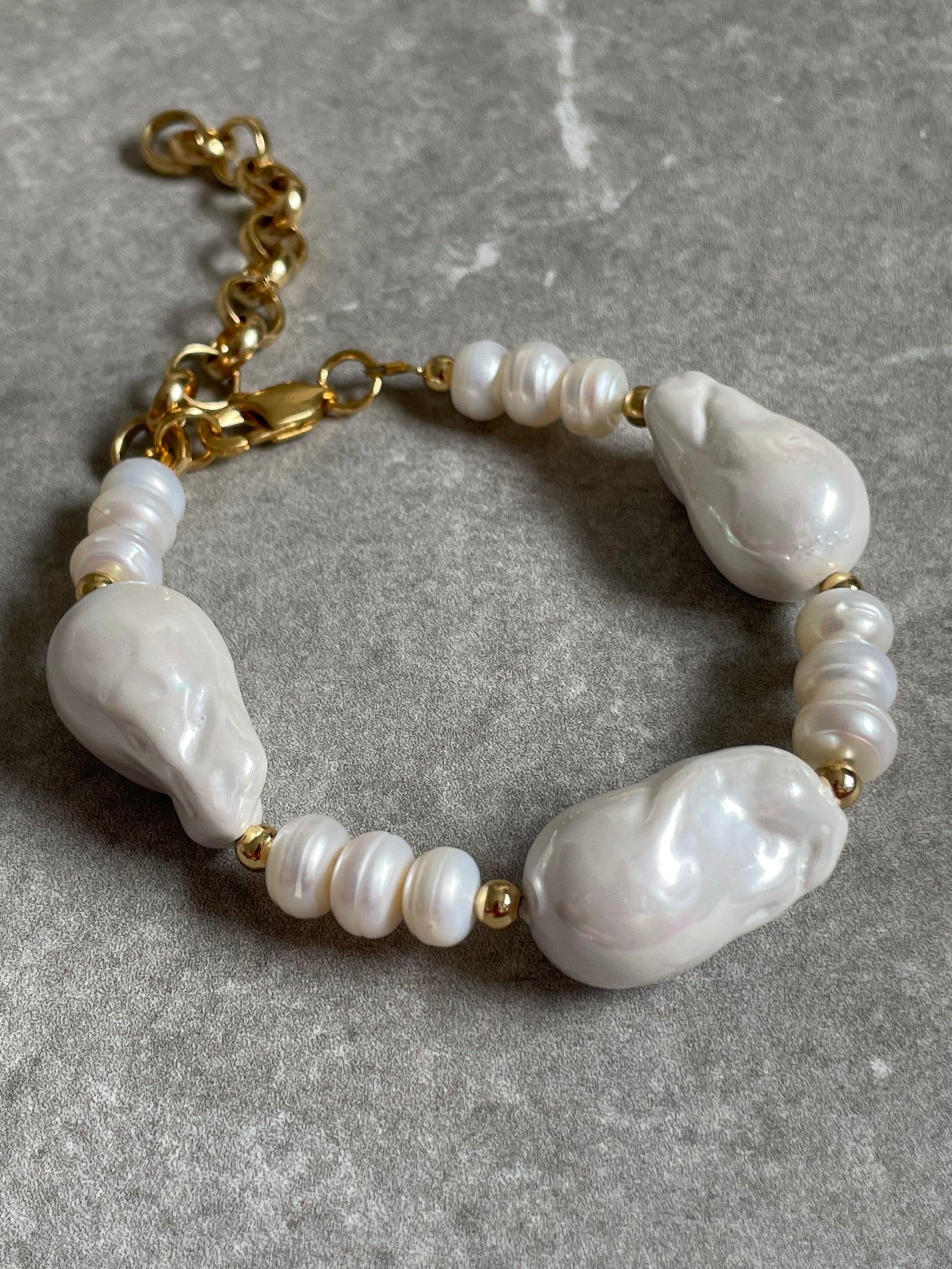 CRAFTD London クラフトロンドン ROUNDED REAL PEARL BRACELET Men's Pendant Necklace With Real Pearls (Gold) | CRAFTD London