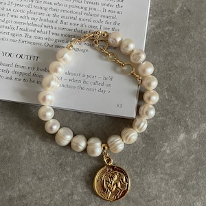 Pulsera de perlas Uk para mujer con dije de moneda de oro, perla barroca grande de 9-10 mm, pulsera de perlas reales bañada en oro de 18k, hecha a mano en Reino Unido