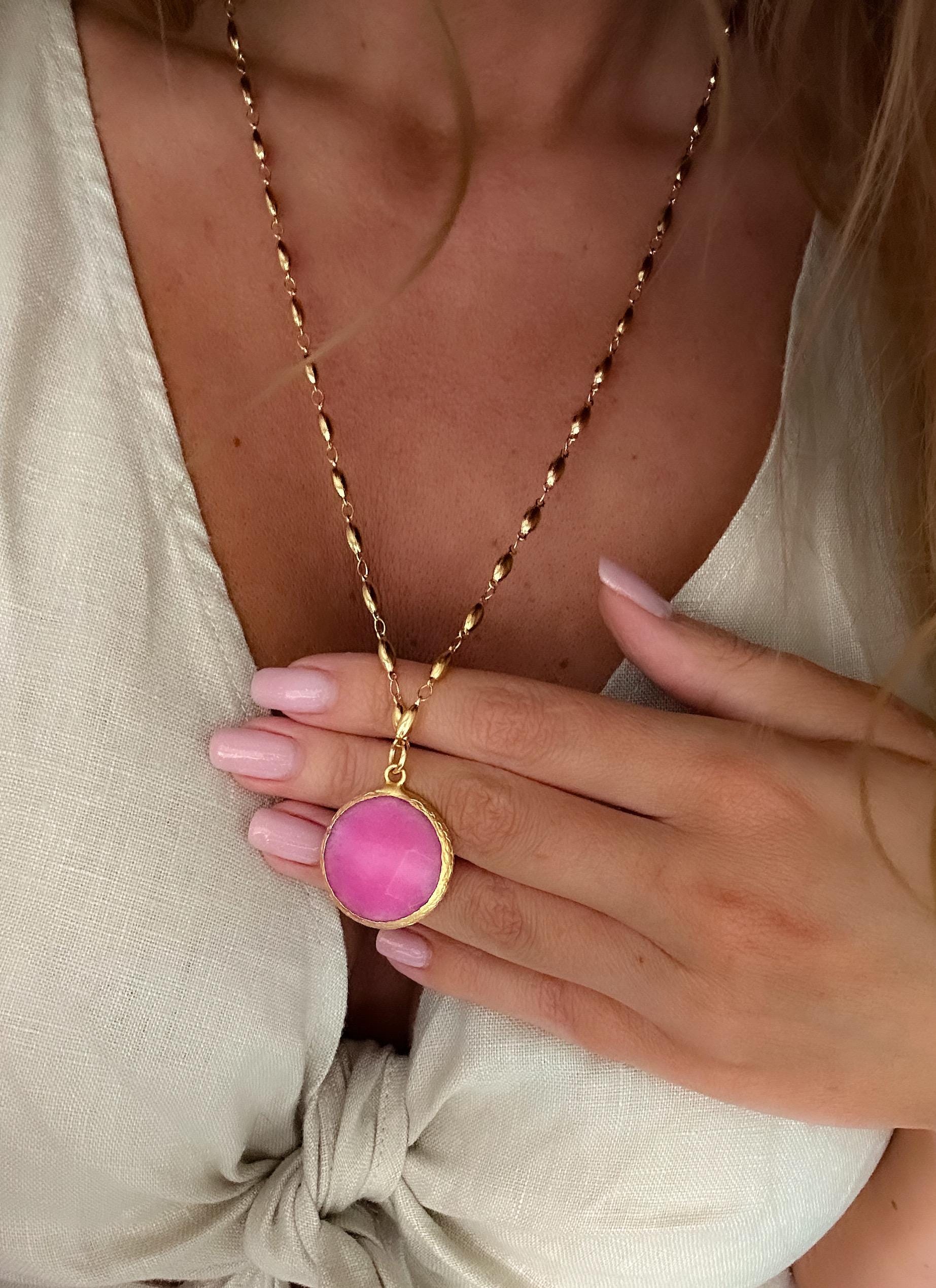 collana con ciondolo in pietra preziosa spessa, ciondolo in pietra preziosa di giada rosa grezza, collana a catena lunga placcata in oro massiccio 18k, collana con ciondolo grande, regalo per donna