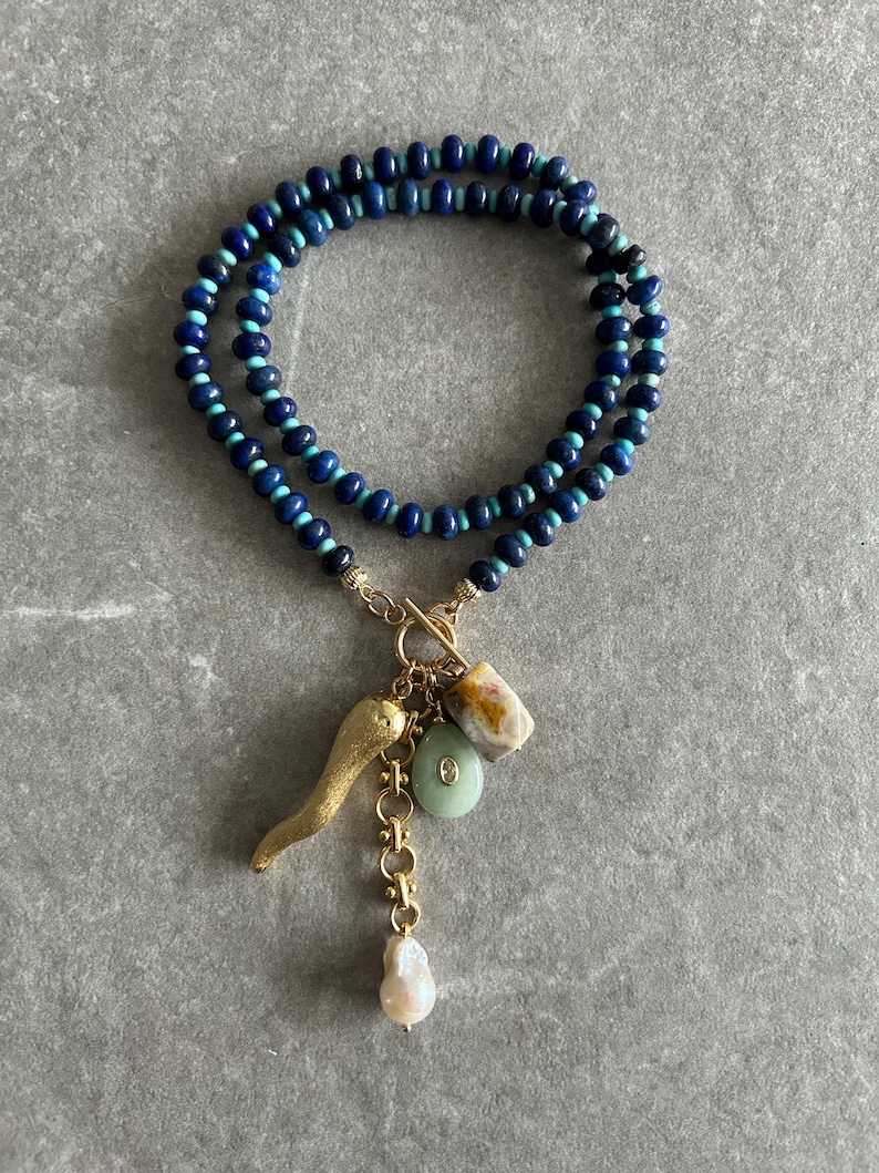 Lapis Lazuli Perlen Multi Charm Halskette: Türkis, Achat, Perle, Horn Bild 1