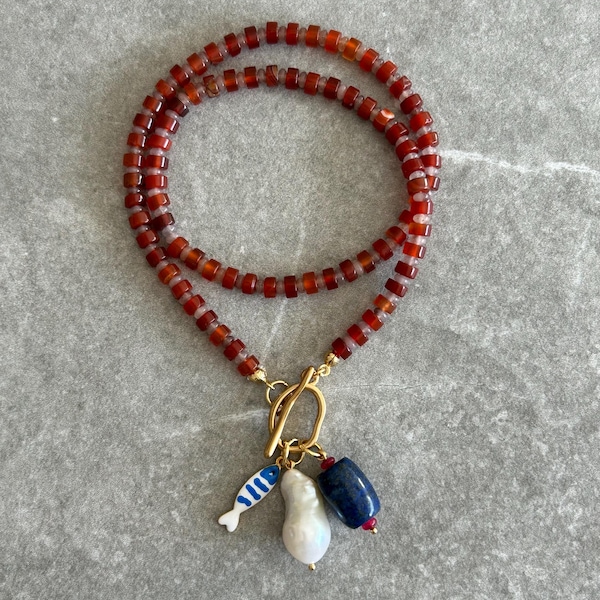 Collar con múltiples dijes de pez, perla barroca y lapislázuli, con cuentas de ágata roja genuina