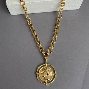 Chunky gold necklace with pendant, chunky chain gold, 14k gold necklace, chunky coin pendant necklace, trendy jewellery, women unique gift