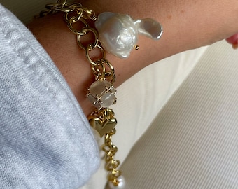 Handgemachtes 18k Gold Rolo Kettenarmband: Barocke Perle & Herz Anhänger