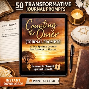 Puede incluir: Una tableta digital muestra la portada de un diario titulado "Counting the Omer", con el texto "Journal Prompts" y "50 Day Spiritual Journey". La imagen incluye una vela encendida, un bolígrafo y una kipá. También se ven las palabras "Descarga instantánea" e "Imprimir en casa".