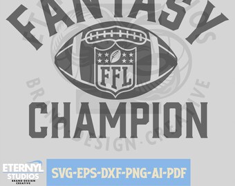 Può includere: Grafica in bianco e nero di un pallone da football con il testo "Fantasy" e "Champion" attorno al pallone. Il pallone da football ha il testo "FFL" all'interno di uno scudo.