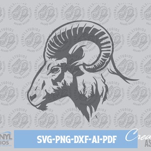 Op de afbeelding: Een grijs silhouet van een rammenkop met grote gekrulde hoorns. De afbeelding is geplaatst tegen een achtergrond van herhalende grijze logo's.