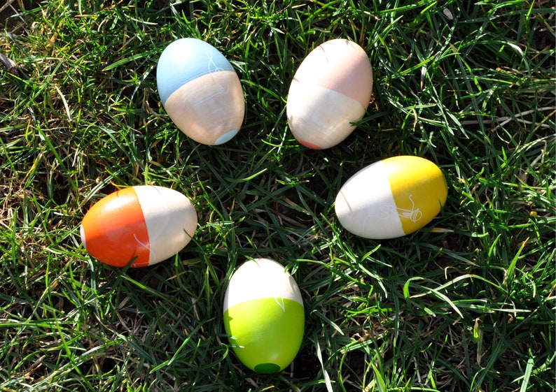 Musik Ei, Schüttelei, Rassel aus Holz 5 Farben zur Auswahl für Kinder ab 6 Monate Holzspielzeug SET - alle 5 Farben