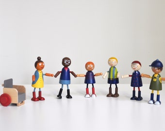 Holzpuppen mit verschiedenen Hautfarben, Arme und Beine biegsam und Rollstuhl  - Familie - Puppenhaus, Puppe, Holzspielzeug