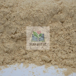 Puede incluir: Primer plano de un montón de polvo marrón claro con una textura fina y granulada. El logotipo "SUNNAHCURE" es visible en el centro de la imagen. El logotipo presenta un libro, una rosa y hojas.