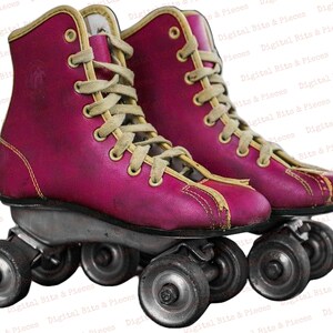 Pu&ograve; includere: Un paio di pattini a rotelle rosa con lacci bianchi e bordi gialli. I pattini hanno quattro ruote ciascuno e sono su uno sfondo bianco.