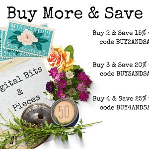 Pu&ograve; includere: Una grafica di download digitale con un'estetica vintage che presenta un arrangiamento floreale, francobolli antichi e il testo "Buy More & Save". Il testo include anche codici sconto per l'acquisto di 2, 3 o 4 articoli. Il testo recita "Buy 2 & Save 15% with code BUY2ANDSAVE", "Buy 3 & Save 20% with code BUY3ANDSAVE" e "Buy 4 & Save 25% with code BUY4ANDSAVE".