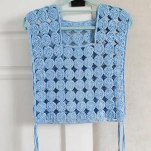 Stickad väst passar enkelt till alla outfits: den kan bäras över en skjorta, jacka eller kappa för olika stilar och tillfällen
