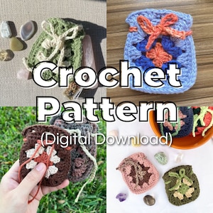 Op de afbeelding: De afbeelding toont verschillende gehaakte zakjes in verschillende kleuren, waaronder groen, blauw, bruin en roze. De zakjes hebben trekkoord sluitingen en bloemen- of geometrische patronen. De tekst "Crochet Pattern (Digital Download)" is over de afbeelding geplaatst.
