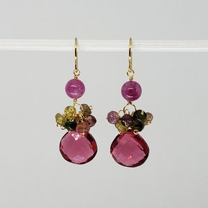 Pendientes colgantes de turmalina y rubelita en forma de briolette, rellenos de oro rosa o plata.