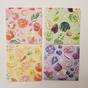 Puede incluir: Cuatro tarjetas cuadradas con diferentes diseños de frutas y verduras. La primera tarjeta tiene un fondo rosa con frutas rojas, naranjas y amarillas. La segunda tarjeta tiene un fondo verde con frutas y verduras verdes. La tercera tarjeta tiene un fondo amarillo con frutas y verduras naranjas y amarillas. La cuarta tarjeta tiene un fondo morado con frutas y verduras moradas.