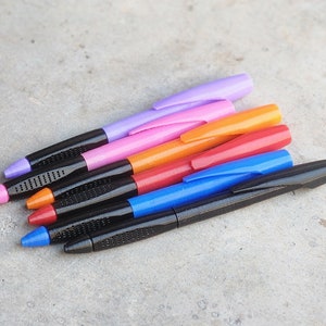 Custom colour retractable 3D printed pen with comfort grip