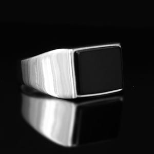 Anillo de sello de ónix en plata de ley - Joyería artesanal para hombre