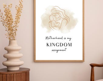 Może przedstawiać: Oprawiony wydruk artystyczny z rysunkiem liniowym przedstawiającym osobę trzymającą dziecko na beżowym tle akwarelowym. Tekst brzmi: Motherhood is my KINGDOM assignment. Wydruk znajduje się w jasnej drewnianej ramie.