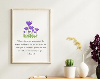 Może przedstawiać: Oprawiony wydruk artystyczny przedstawiający grupę fioletowych kwiatów krokusa z zielonymi łodygami nad tekstem: I have given you a command. Be strong and brave, do not be afraid nor dismayed. I, the Lord, your God, will be with you wherever you go.. Joshua 1:9.