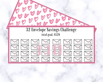 Może przedstawiać: Różowo-biały tracker wyzwań oszczędnościowych z tekstem "32 Envelope Savings Challenge" i celem łącznym $528. Tracker zawiera 32 ponumerowane kontury kopert, każda ze szczegółem serca. Góra ma różowy wzór serca.
