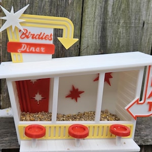 Retro 60-tals fågelholk för diner - Unik handgjord fågelholk med barstolar, "ÄT"-skylt och livfull röd och gul design