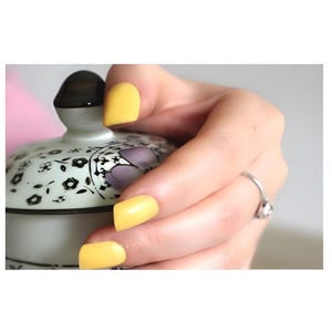 Glue On Press On Nails - Short Rounded Square - Medium Yellow