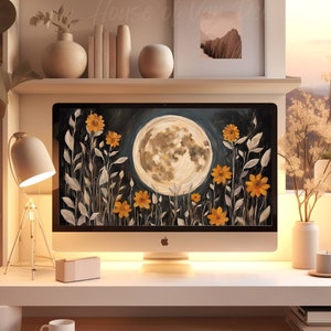 Puede incluir: Una moderna configuración de oficina en casa con una computadora de escritorio que muestra una pintura de una luna llena y flores amarillas. El escritorio incluye un teclado blanco, un ratón y una lámpara pequeña. La habitación está decorada con tonos neutros y plantas.