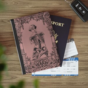 Funda de pasaporte rosa gótica estética, diosa griega esquelética, billetera de viaje macabra, tarjetero, idea de regalo gótico único, Halloween