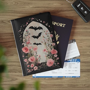 Funda para pasaporte con diseño floral de murciélago gótico, bonito portadocumentos de viaje Whimsigoth, bonito accesorio de viaje Wanderlust, regalo para ella, billetera botánica