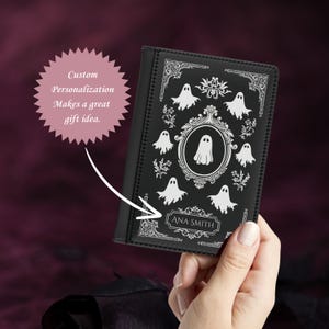 Funda para pasaporte personalizada con nombre personalizado, diseño gótico fantasma, billetera de viaje Whimsigoth, idea de regalo de Dark Academia, accesorio de vacaciones