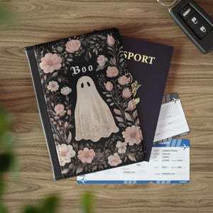 Funda para pasaporte con diseño de fantasma "Boo", color rosa, floral y negro, estilo gótico, para viajes, regalo de Halloween, protector de identificación espeluznante, accesorio para regalo gótico