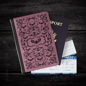 Funda de pasaporte gótica rosa y negra con diseño de calavera, murciélago y araña, accesorio de moda alternativa para viajes, ideal como regalo gótico para una chica.