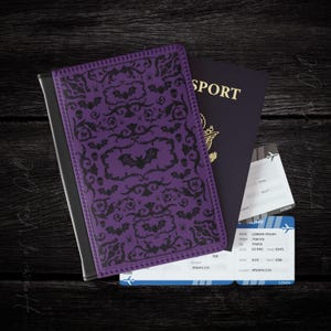 Funda gótica morada y negra para pasaporte, con diseño de calavera, murciélago y araña, accesorio de moda alternativa para viajes, regalo gótico para ella.