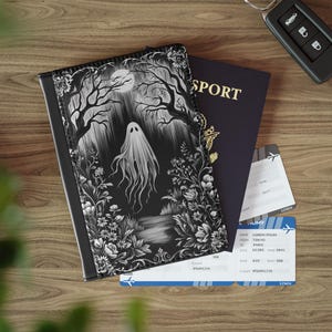 Funda de pasaporte con diseño de fantasma gótico en el bosque, bonito portadocumentos de viaje, billetera de terror espeluznante, accesorio de viaje Wanderlust, regalo gótico para ella.