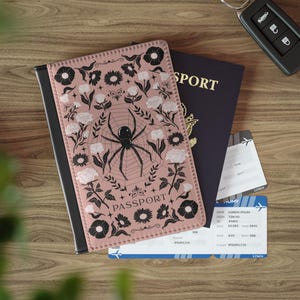 Funda para pasaporte gótica con diseño de araña rosa, floral, rosa y negro, ideal como portadocumentos de viaje, un regalo para viajar con pasión por los viajes. Cartera botánica.