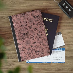 Funda para pasaporte gótica rosa con diseño floral de calavera, bonito portadocumentos de viaje, accesorio de viaje gótico ideal para viajar, regalo para ella, billetera botánica.